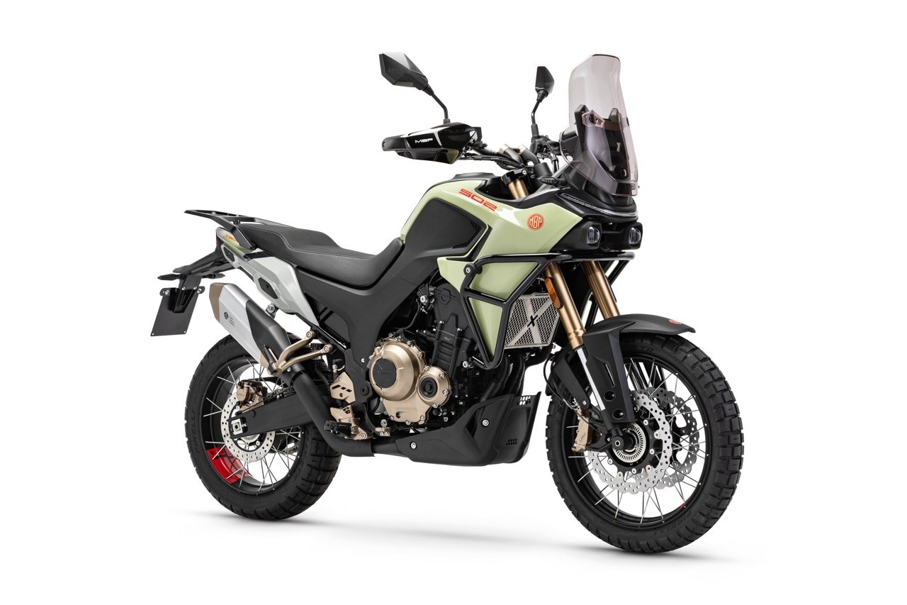<div class='descrGalleryTitle'>T502X</div><div class='descrGalleryText'><p>Lei è una moto <b>adventure di media cilindrata</b> guidabile a 18 anni con patente A2. Il motore è un bicilindrico parallelo frontemarcia da 486 cc con cambio a 6 marce, le ruote sono a <b>raggi tubeless da 19 e 17”</b>. Buono il valore di escursione della ruota anteriore: 180 mm; l’impianto frenante conta su doppio disco anteriore da 300 mm con pinze ad attacco radiale. Il serbatoio tiene 16 litri e il peso a secco è di 195 kg.</p>
</div>